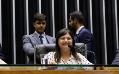 Deputada preside sessão da Câmara e aprova importante pauta feminina