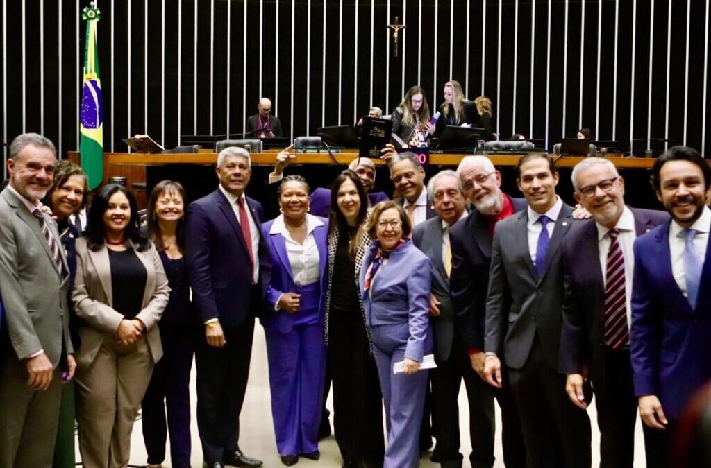 Alice Portugal realiza sessão solene em homenagem ao 2 de Julho