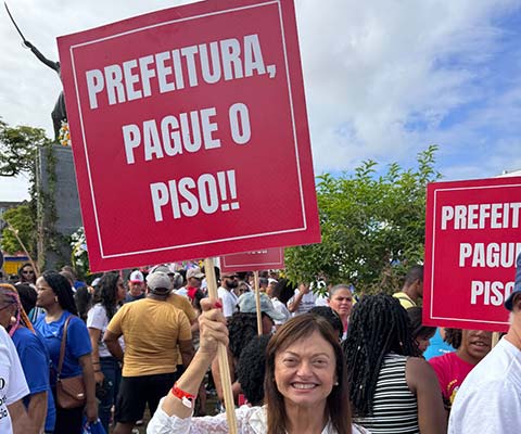 A DEPUTADA DOS DIREITOS DOS TRABALHADORES DA EDUCAÇÃO